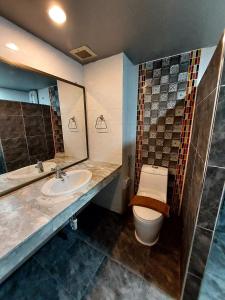 清迈旅行者客栈酒店的一间带水槽和卫生间的浴室