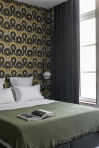 里昂MiHotel Sala的一间卧室配有一张带绿毯和墙壁的床