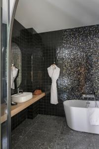 里昂MiHotel Sala的浴室配有两个盥洗盆和浴缸。