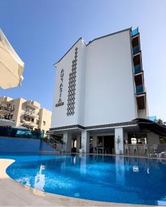 马尔马里斯Aurasia Deluxe Hotel的享有带游泳池的建筑景致