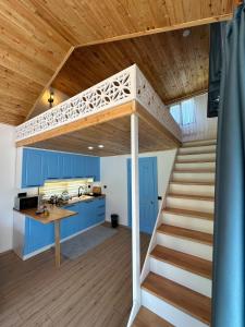 凯麦尔Sea Life Homes的厨房设有高架床和楼梯。