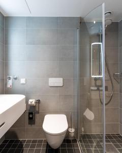 奥勒松Thon Hotel Ålesund的一间带卫生间和玻璃淋浴间的浴室