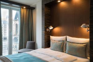 莱比锡莱比锡一号汽车旅馆 - 圣尼古拉的一间卧室设有一张大床和一个窗户。
