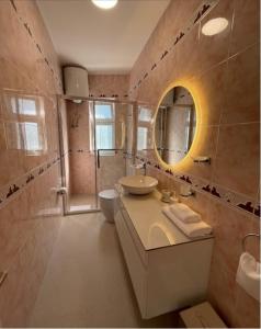 培拉特Villa Grigor的一间带水槽和镜子的浴室