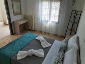PotamiáIoanna's Apartment的一间卧室配有一张带两个弓形床的卧室