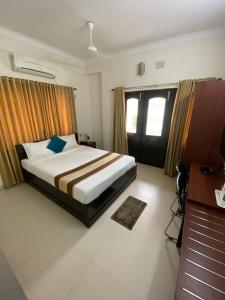 加尔各答Krishna Kunja " A Quiet & Peaceful Stay "的一间卧室配有一张床、一张书桌和窗户。