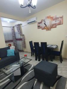 杜阿拉Appartement Cosy & Chill的客厅配有沙发和桌椅