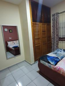 杜阿拉Appartement Cosy & Chill的一间小卧室,配有一张床和镜子