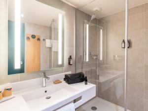 达迪利B&B HOTEL Lyon Nord 4 étoiles的一间带水槽和淋浴的浴室