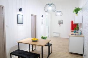 布达佩斯3 Rooms Apartment In Budapest的厨房配有一张桌子,上面放着一碗水果