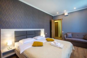 库塔伊西Hotel Terrace Kutaisi的一间卧室配有一张大床和毛巾