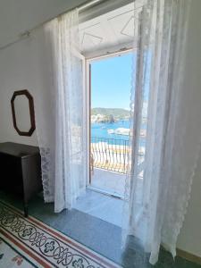 蓬扎Maridea - Corso Umberto的客房设有海景窗户。