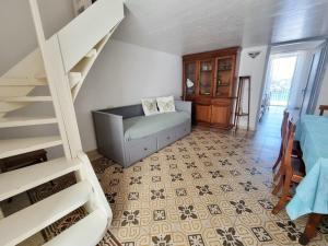 蓬扎Maridea - Corso Umberto的带沙发和楼梯的客厅