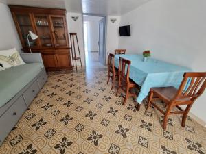 蓬扎Maridea - Corso Umberto的一间配备有蓝色桌子和椅子的用餐室