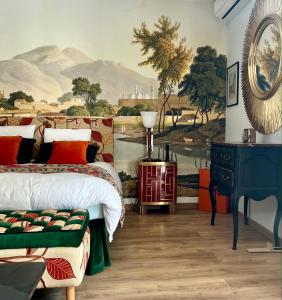 阿维尼翁Villa Pauline的卧室配有一张床,墙上挂有绘画作品