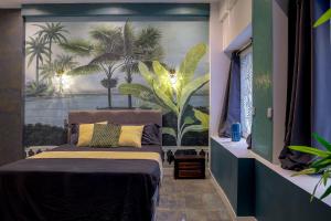 尼斯Jacuzzi, Mer 3 min, B&B的卧室拥有棕榈树的大壁画
