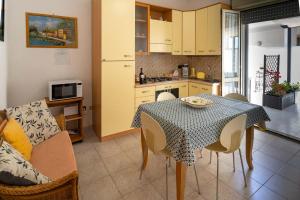 加利波利Luminoso Attico的厨房以及带桌椅的用餐室。
