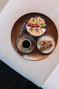 雅典雅典生活画廊酒店的桌上有两盘食物的盘子