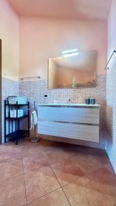 里瓦利古雷阿苏拉布瑞齐纳农家乐的一间带大镜子和盥洗盆的浴室