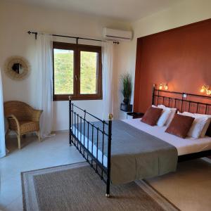 GállosVilla Farangi的一间卧室设有一张大床和一个窗户。