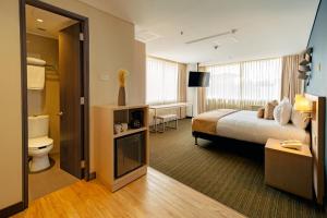 波哥大Liv Hotels的一间酒店客房 - 带一张床和一间浴室