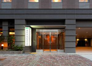 名古屋名古屋今池站前路线酒店的前方有旋转门的建筑