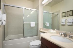 瓦克拉Fairway Villas Waikoloa by OUTRIGGER的带淋浴、卫生间和盥洗盆的浴室