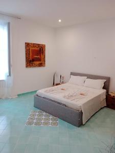 维耶特里La casa nel duomo Vietri sul Mare的卧室配有一张床,墙上挂有绘画作品