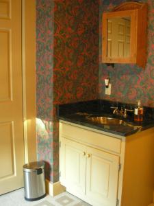 拉特兰Antique Mansion B & B的一间带水槽和镜子的浴室