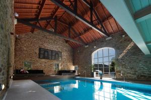 博尔顿阿比The Devonshire Arms Hotel & Spa - Skipton的一座带砖墙的室内游泳池