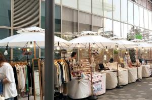 首尔Hongdae Stn 3min 3R 2F #Core Stay 201的大楼前有雨伞的市场