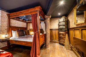 约克The Enchantment Chamber的小木屋内一间卧室,配有一张天蓬床
