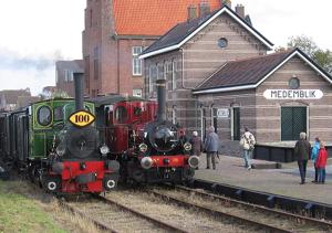 斯哈亨Gastenverblijf Janssen in Schagen (NH)的两列火车停在火车站的轨道上