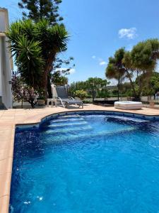 比利亚努埃瓦-赫尔特鲁Villa Felicidad的庭院里的一个蓝色海水游泳池