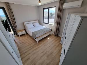 安塔利亚Royal Homes 503的一间卧室设有一张床和一个大窗户