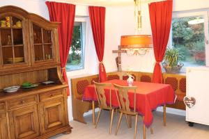 FinningCharming historical farmhouse的一间用餐室,配有红色的桌子和椅子