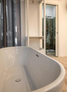 罗马Guest house San Lorenz的带窗户的浴室内的白色浴缸