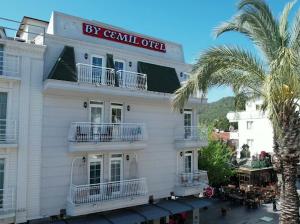 安塔利亚The Sea Front Boutique Hotel的一座白色的建筑,前面有棕榈树