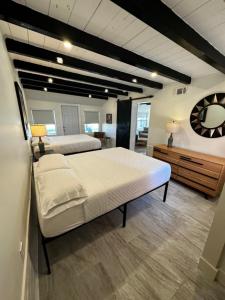 伊斯拉莫拉达Breezy Palms Resort的一间大卧室,房间内设有两张床