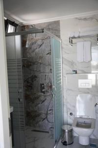 安塔利亚Royal Homes 504的带淋浴和卫生间的浴室