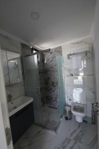 安塔利亚Royal Homes 504的带淋浴、卫生间和盥洗盆的浴室