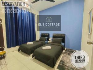 北根El's Cottage Private Pool Homestay的两张床铺位于带蓝色墙壁和标志的房间