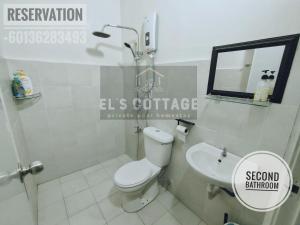 北根El's Cottage Private Pool Homestay的白色的浴室设有卫生间和水槽。