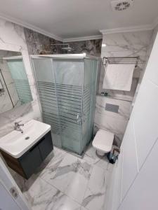安塔利亚Royal Homes 505的带淋浴、卫生间和盥洗盆的浴室