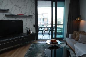 伊斯坦布尔Prime Residence -I-BDROOM的带沙发、电视和桌子的客厅