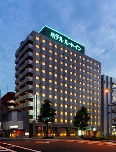名古屋名古屋今池站前路线酒店的一座大建筑,上面有标志