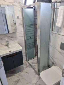 安塔利亚Royal Homes 506的浴室配有盥洗盆和带镜子的淋浴