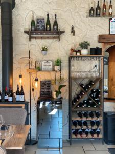 Chaux-des-CrotenayHôtel Restaurant des Lacs的品酒室,配有葡萄酒瓶架