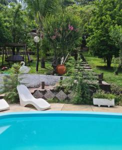 ReyesLas Watanas的后院设有带游泳池的花园