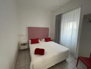 马奥莱Mana House2的卧室配有带红色枕头的大型白色床